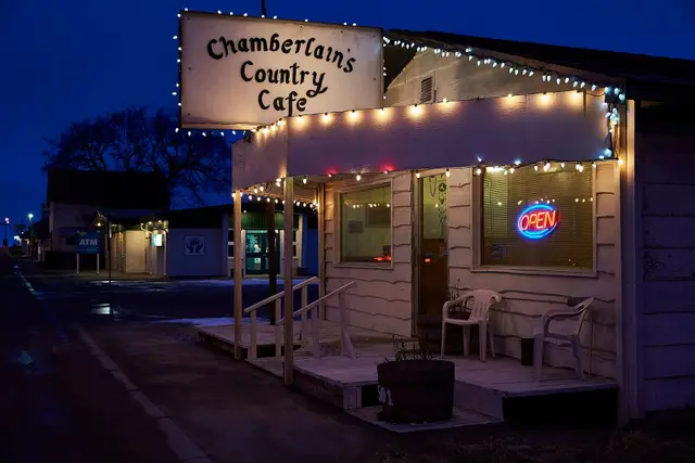 Chamberlain's Country Cafe at dusk